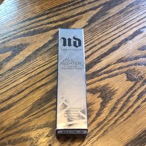 All nighter liquid foundation.